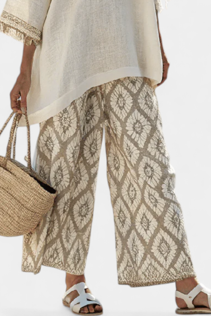 Ilaria – sophisticated top and casual trousers