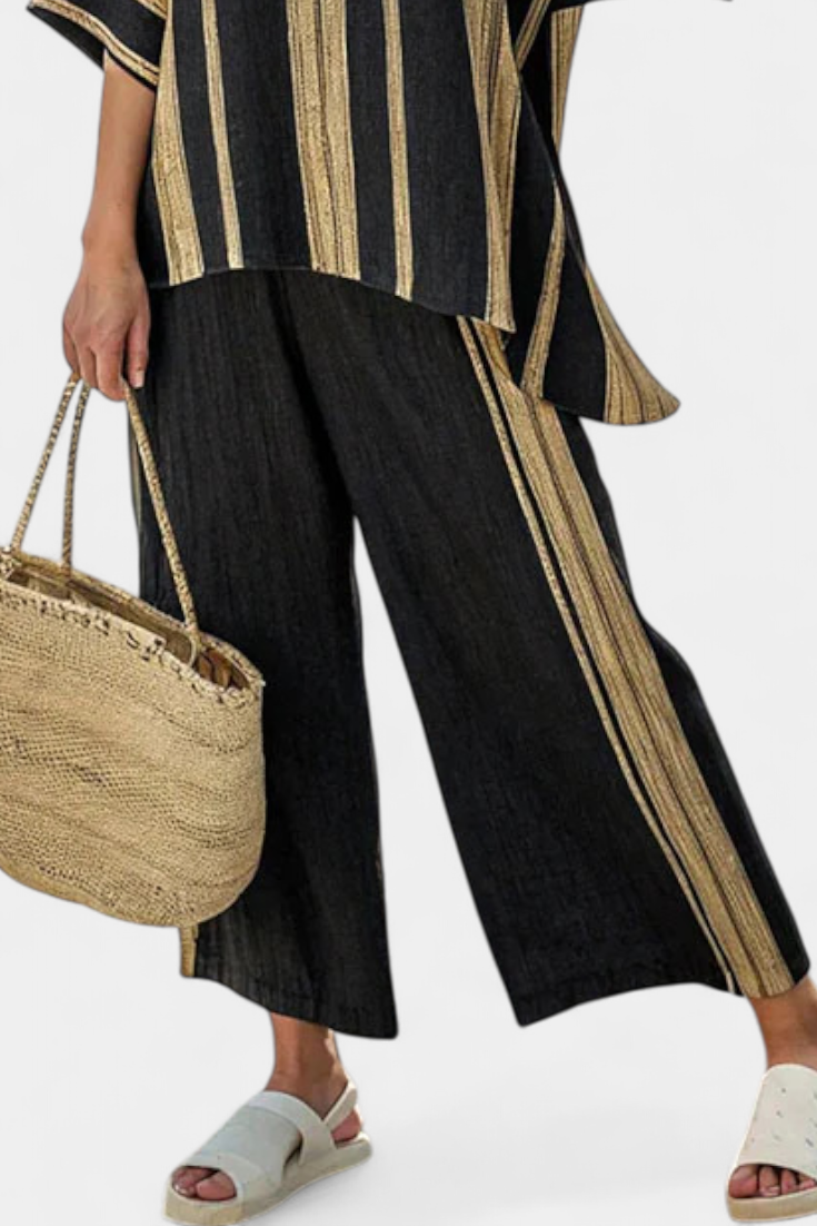 Tamara – Comfortable oversized striped top and relaxed linen trousers
