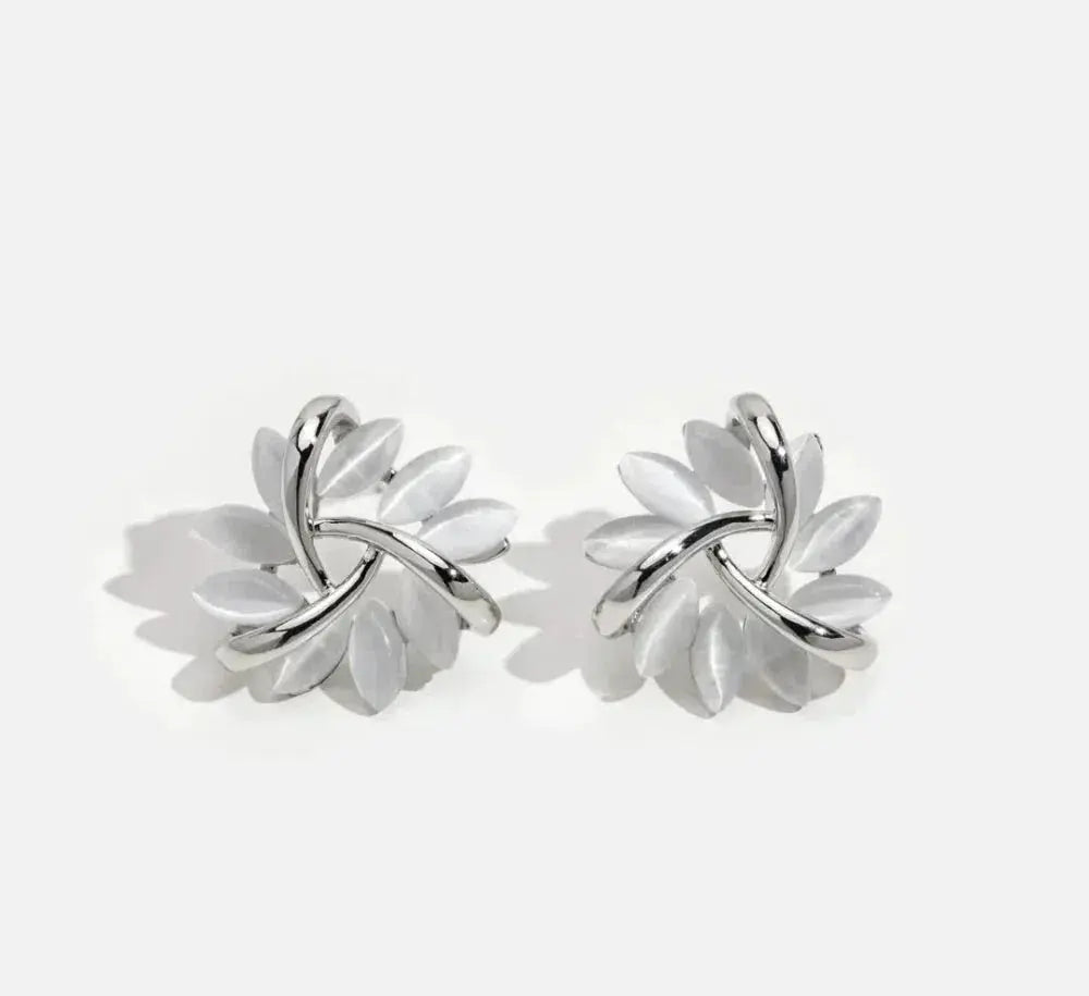 Boucles d'oreilles en or élégantes et exquises en forme de cercle de pétales d'opale