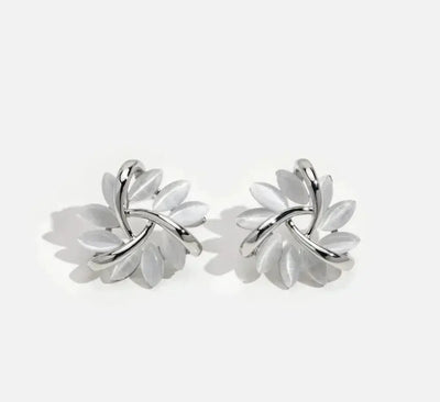 Boucles d'oreilles en or élégantes et exquises en forme de cercle de pétales d'opale