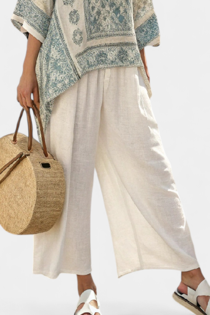 Annalisa – comfortable printed blouse and white wide-leg trousers